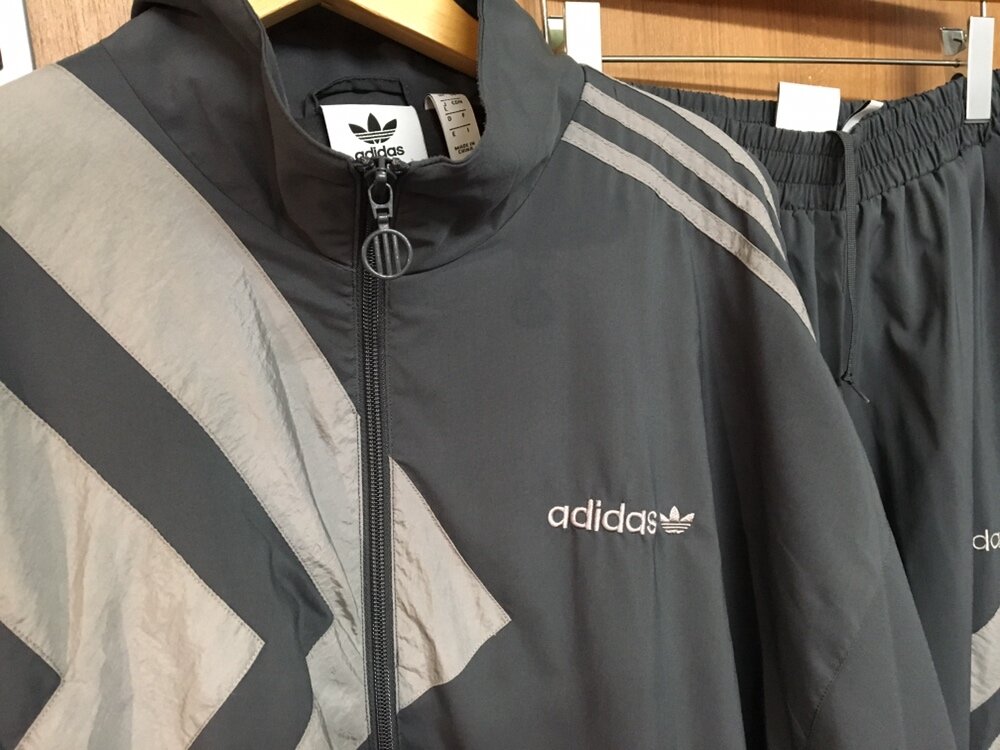 adidasトラックジャケットです。